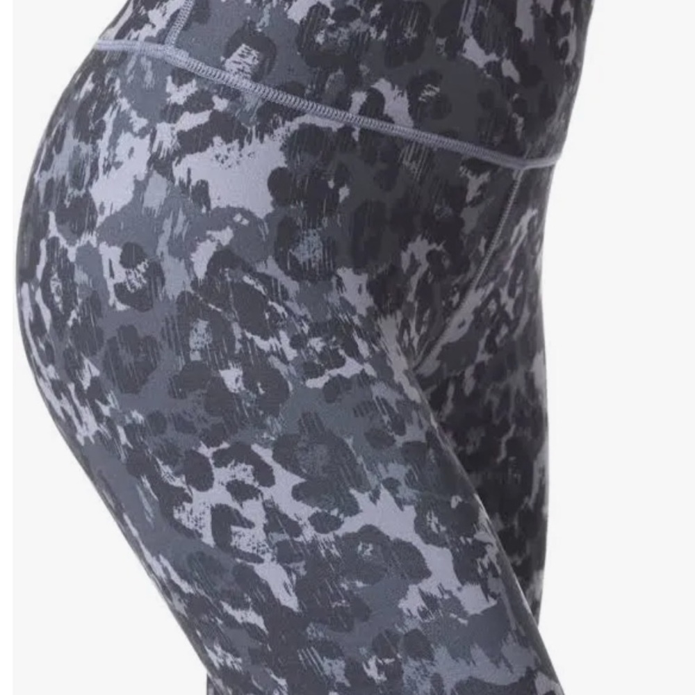 HUE Leopard Print Reversible Leggings